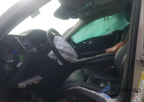 2021 Volvo S60 T8 Recharge R-Design z USA, uszkodzony, nr VIN 7JRBR0FZ6MG113194